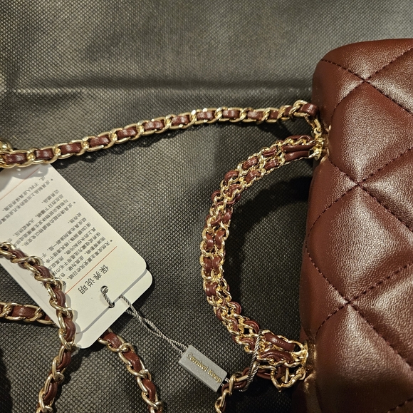 Carnival Keep Quilted Chain Crossbody – Burgundy – NEW - Picture 4 of 8